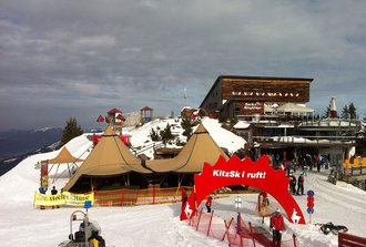 Ein 2er-Hut-Tipi steht vor der Hoch-Kitzbühel-Alm mitten im Skigebiet.
